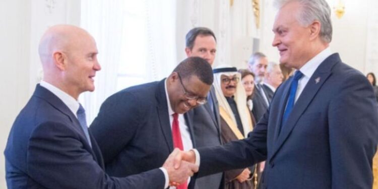 Embajador de Guatemala saludó al Presidente de Lituania como parte de una visita de trabajo a ese país