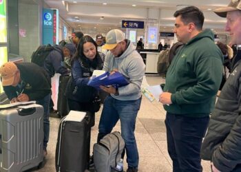 Consulado General de Guatemala en Montreal recibe y orienta a trabajadores temporales a su llegada a Canadá