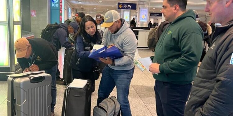 Consulado General de Guatemala en Montreal recibe y orienta a trabajadores temporales a su llegada a Canadá