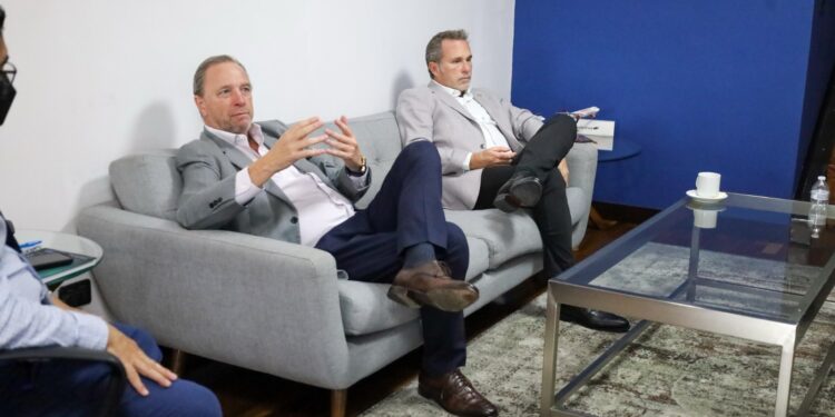 Autoridades discuten mejoras en aeropuertos para fortalecer el turismo y la conectividad aérea