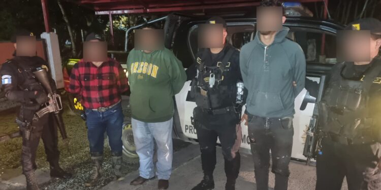 Capturados trasladaban 190 mil quetzales en vehículo