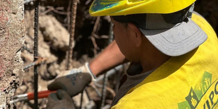 Con levantamiento de muros UDEVIPO construye seguridad en asentamiento de la zona 7