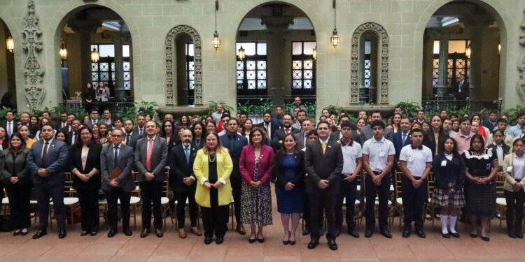 Ejecutivo lanza estrategia para proteger a la juventud y promover el uso seguro del internet