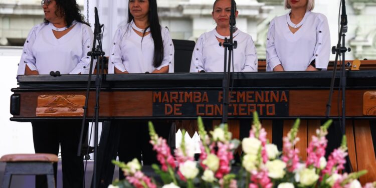 Increíble fiesta musical se vivió en la Plaza de la Constitución