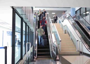Pasajeros y usuarios mejoran su experiencia en el AILA con los nuevos ascensores y gradas eléctricas