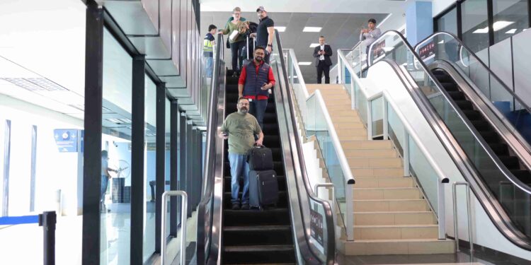 Pasajeros y usuarios mejoran su experiencia en el AILA con los nuevos ascensores y gradas eléctricas