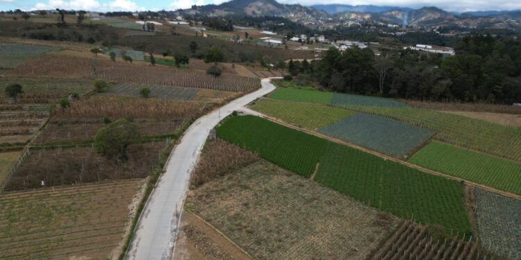Nueva carretera beneficia a familias de Santa Cruz Balanyá