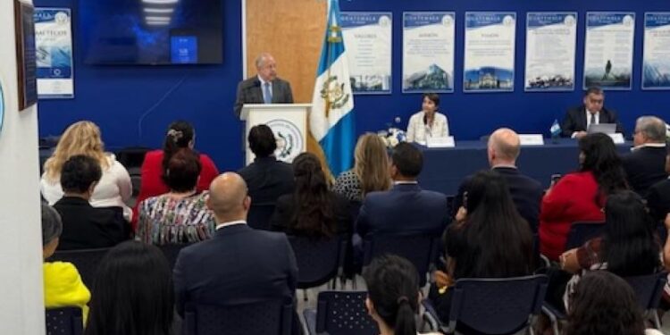 El Canciller Carlos Ramiro Martínez se reúne con miembros de la comunidad guatemalteca migrante de Florida, EE. UU.