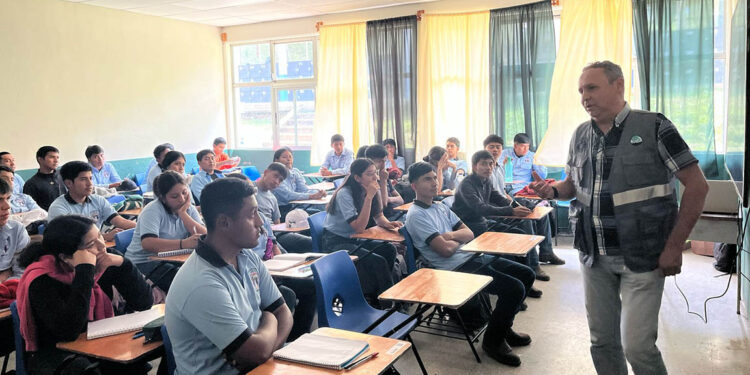 Estudiantes de Cobán reciben capacitación acerca del bienestar animal