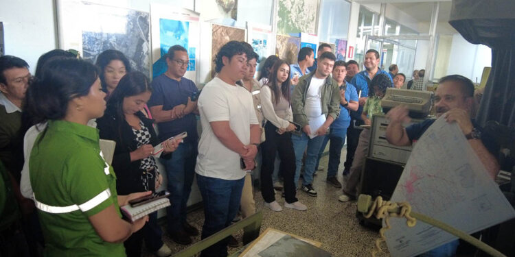 Estudiantes exploran el mundo cartográfico en el IGN