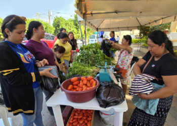 Feria del Agricultor surte de productos frescos a vecinos de Guastatoya