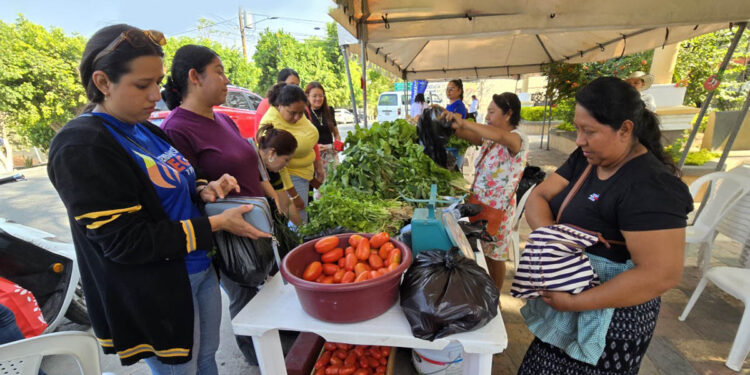 Feria del Agricultor surte de productos frescos a vecinos de Guastatoya