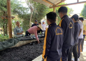 Jóvenes aprenden sobre la importancia de la agricultura y su impacto en el desarrollo