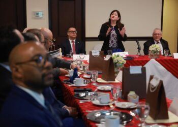 La ministra de Cultura y Deportes impartió la conferencia «La riqueza del universo Maya» durante una reunión con los Embajadores de América Latina y el Caribe