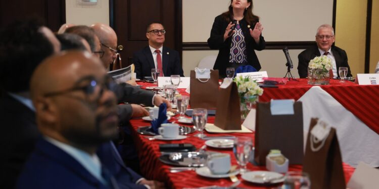 La ministra de Cultura y Deportes impartió la conferencia «La riqueza del universo Maya» durante una reunión con los Embajadores de América Latina y el Caribe