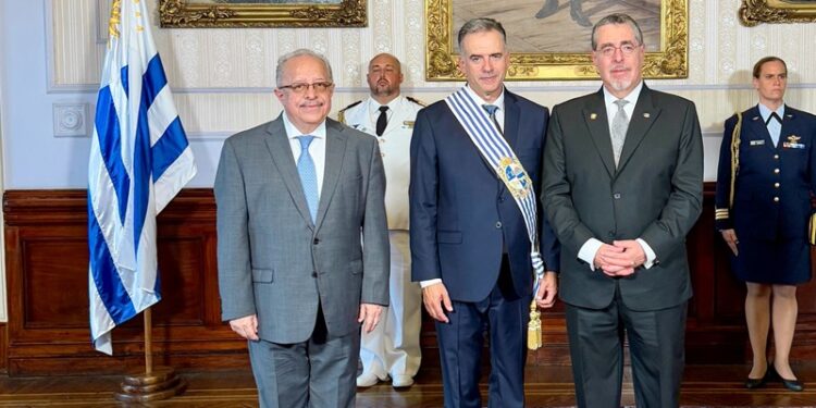 El Presidente y el Canciller de Guatemala participan en la investidura de Yamandú Orsi, en Uruguay