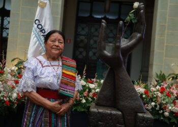 Otilia Lux de Cotí realizó cambio de la Rosa de la Paz