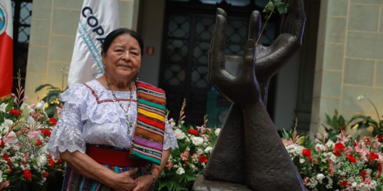 Otilia Lux de Cotí realizó cambio de la Rosa de la Paz