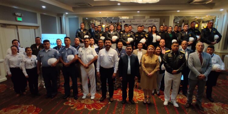 Capacitan a equipo interinstitucional para asegurar operaciones portuarias seguras