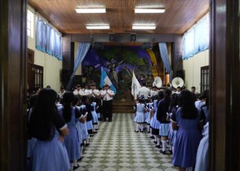 Banda Marcial de la PNC ofrece concierto didáctico en centro educativo