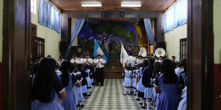 Banda Marcial de la PNC ofrece concierto didáctico en centro educativo