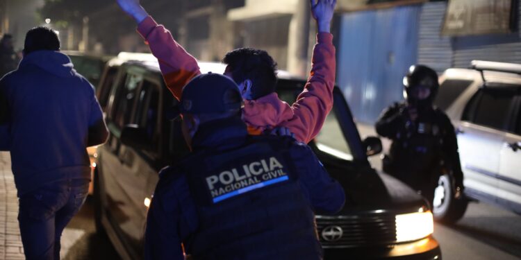 Se intensifican operativos contra taxis pitaras en Mixco