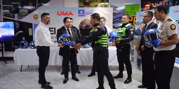 Transito PNC promueve una conducción segura entre motociclistas