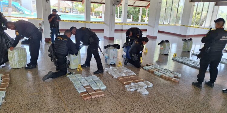 Golpe al narcotráfico: incautan droga que supera los Q18 millones en las Costas del Pacífico