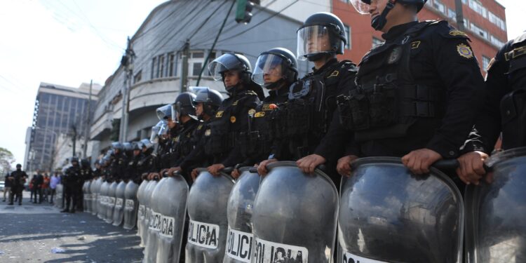 Policías activan protocolos ante agresión de infiltrados en bloqueos