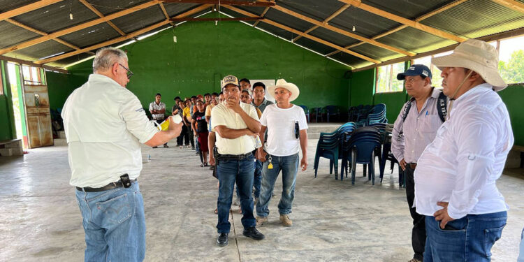 Capacitan y entregan insumos para combatir el Gusano Barrenador del Ganado en Ixcán