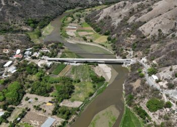 Puente Chitomax con avance del 85%: ministro Miguel Angel Díaz supervisa la obra