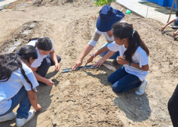 Dan seguimiento a huerto escolar de San Agustín Acasaguastlán