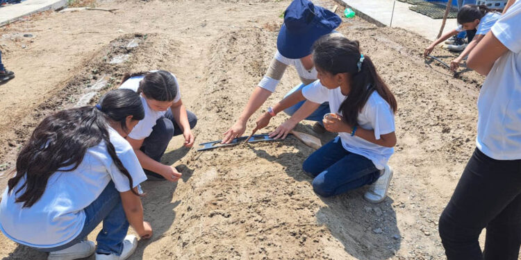 Dan seguimiento a huerto escolar de San Agustín Acasaguastlán