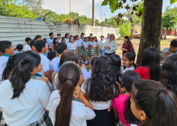 Estudiantes aprenden a elaborar abono bocashi