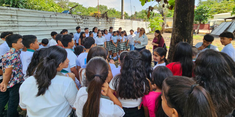 Estudiantes aprenden a elaborar abono bocashi