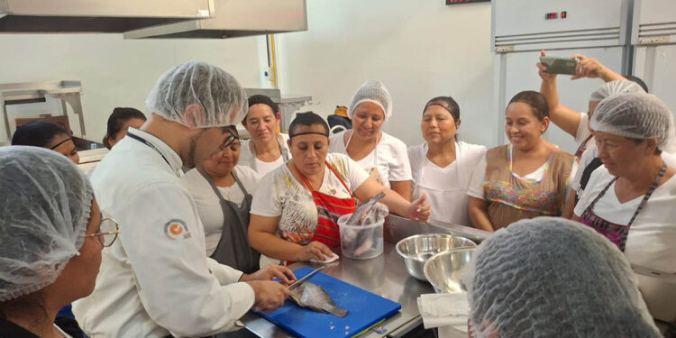 Extensionistas de Hogar Rural capacitados en preparación de platillos con Tilapia