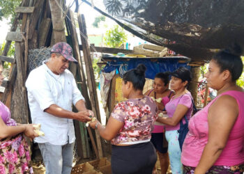 Jornada de vacunación de pollos de engorde en Melchor de Mencos