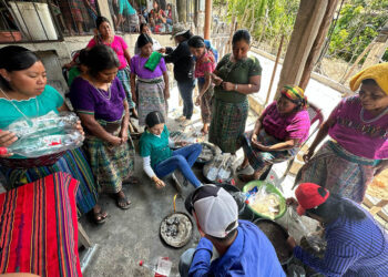 Mujeres agricultoras de Rabinal mejoran su nutrición gracias a la agricultura familiar