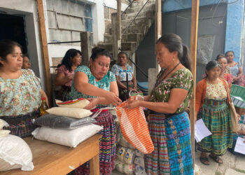 Mujeres reciben alimentos al participar en proyecto de limpieza del Lago de Atitlán