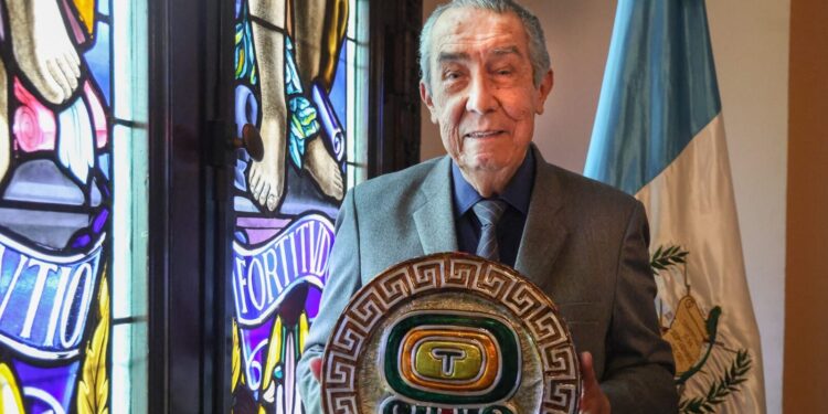 El maestro Ernesto Boesche Rizo es el primer guatemalteco galardonado con el Premio Internacional Leonardo Da Vinci