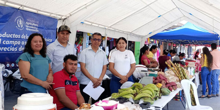 Productores de Petén promueven alimentos frescos en Feria del Agricultor