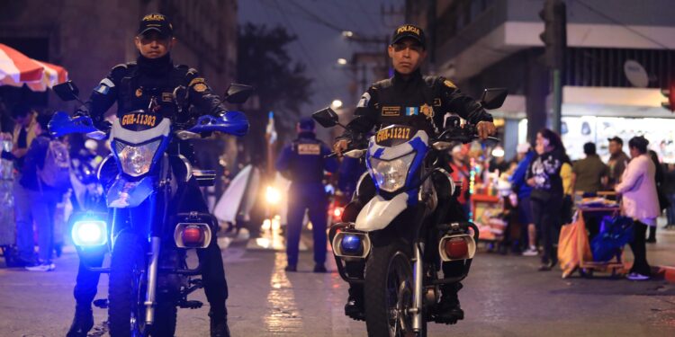 PNC brinda seguridad a feligresía durante procesión del Templo de San Francisco