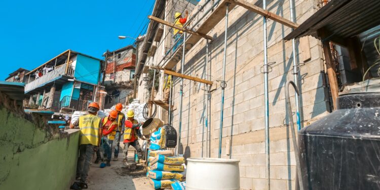 Supervisan construcción de muros de contención en beneficio de más de 250 familias en el asentamiento María Teresa Caballeros