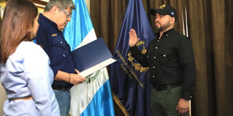 Juramentan al Mgtr. Luis Juárez como nuevo Director del Sistema Penitenciario