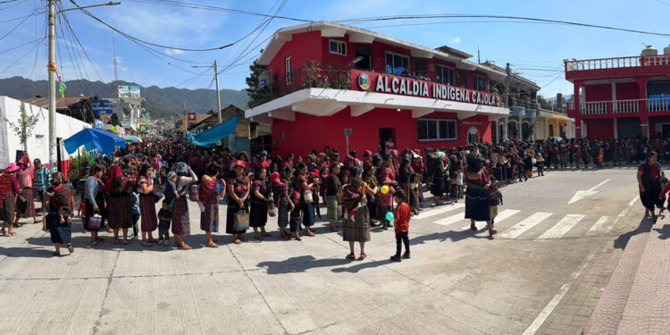 Asistencia alimentaria llega a familias de Quetzaltenango e Izabal