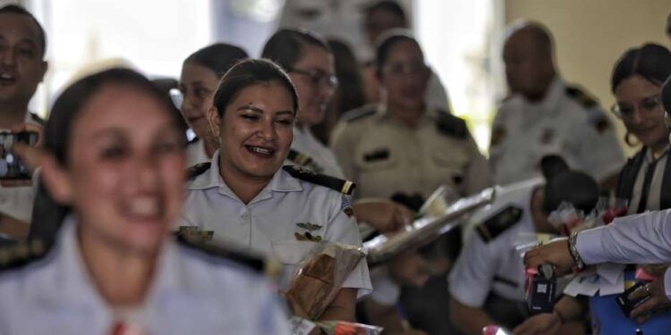 Reconocen a las guatemaltecas que destacan en el sector marítimo