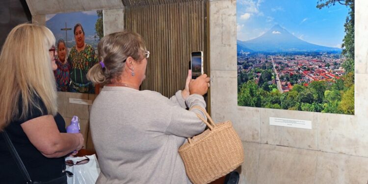 Consulado Honorario promueve en el metro de Armenia la exposición “Guatemala en fotografías”