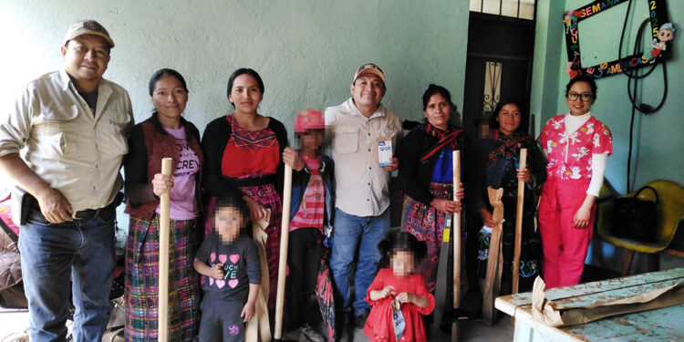 Entregan insumos agrícolas a familias con niños en desnutrición aguda de Totonicapán