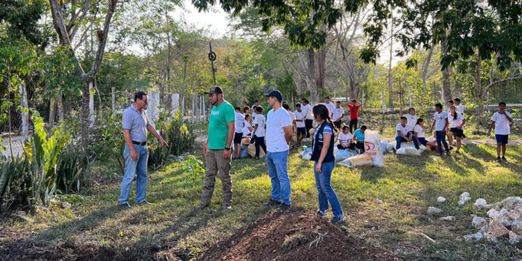 Estudiantes de Santa Ana, Petén capacitados para activar huertos escolares