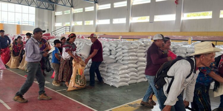 Familias de Cubulco reciben asistencia alimentaria